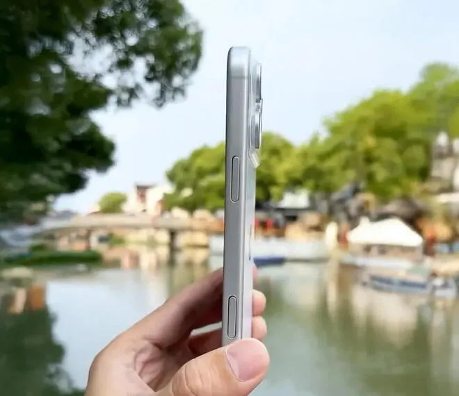 Первый «хэнд-он»-ролик с «кирпичиком» iPhone 17 Pro Max